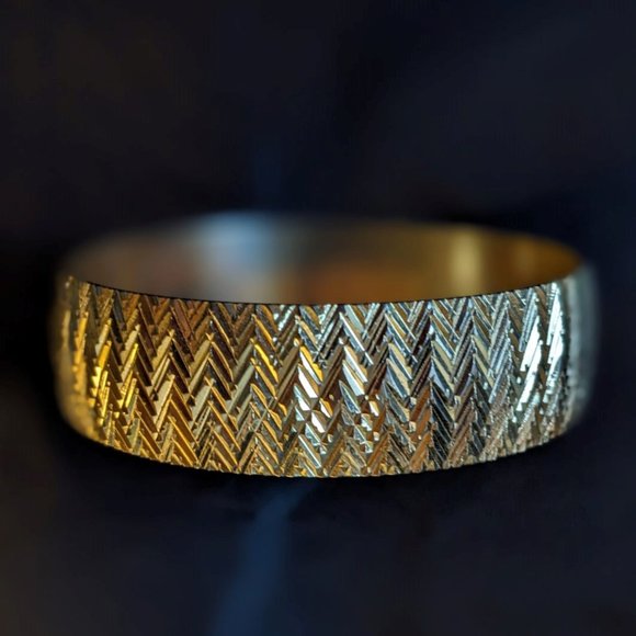 Mod Gold-tone Cut-Brass Bangle Bracelet Substantial Elegant Vintage Atomic Age - Picture 1 of 16